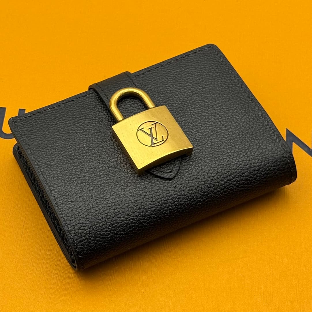 Louis Vuitton Black Watch M12408
