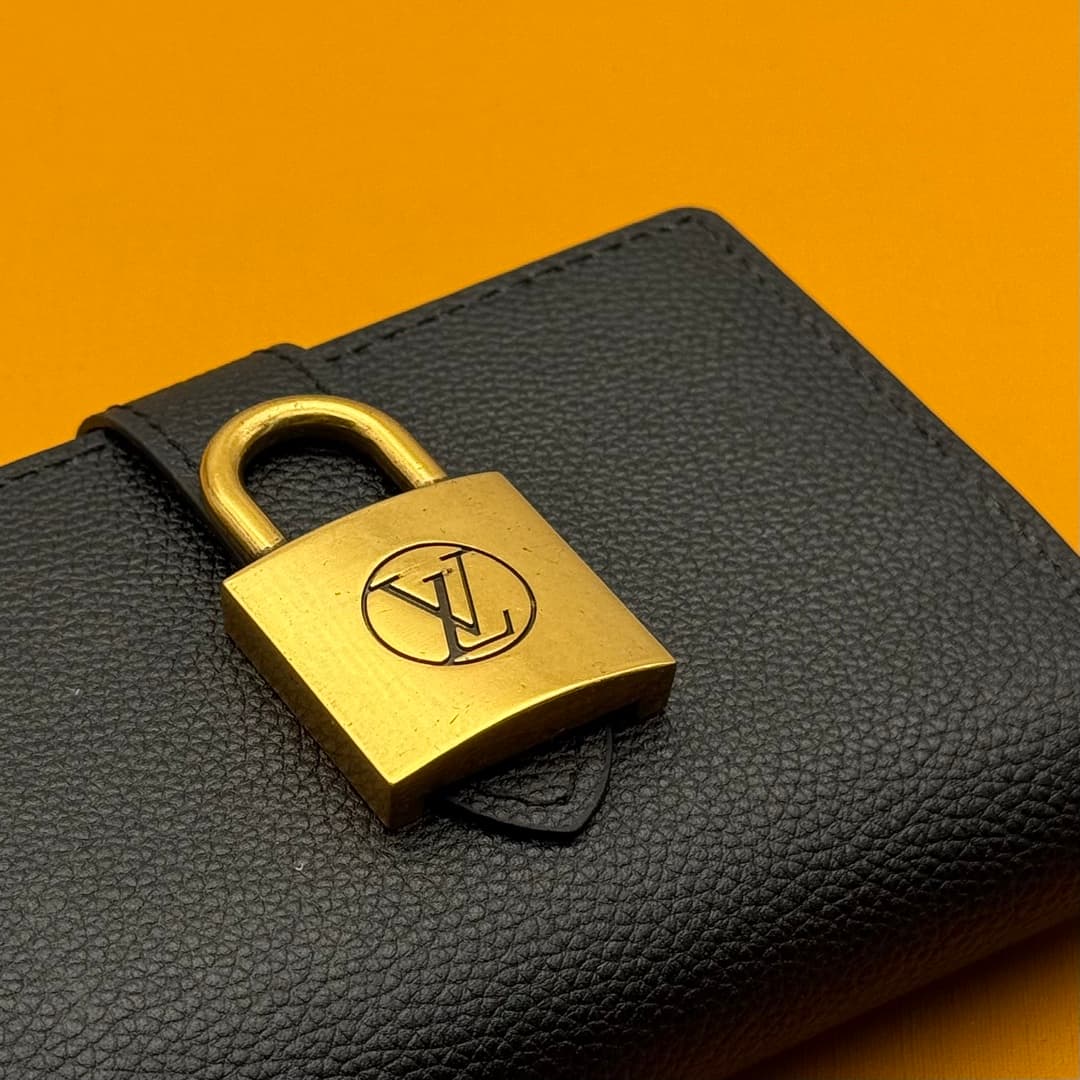 Louis Vuitton Black Watch M12408