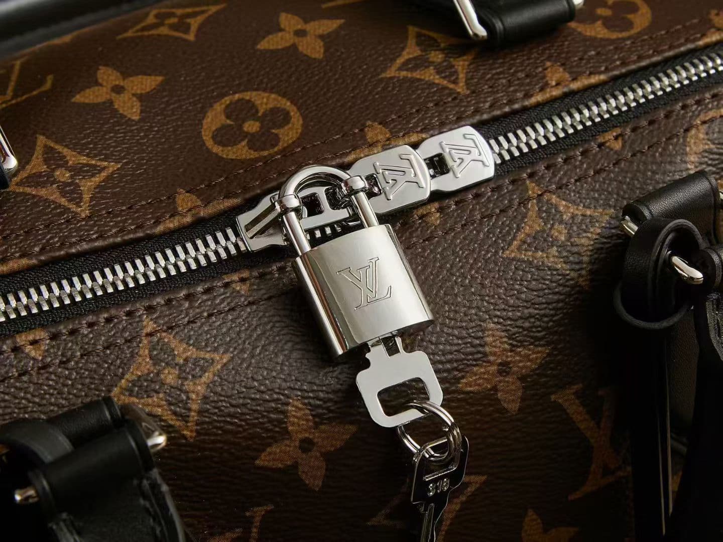 Louis Vuitton Bag M12243