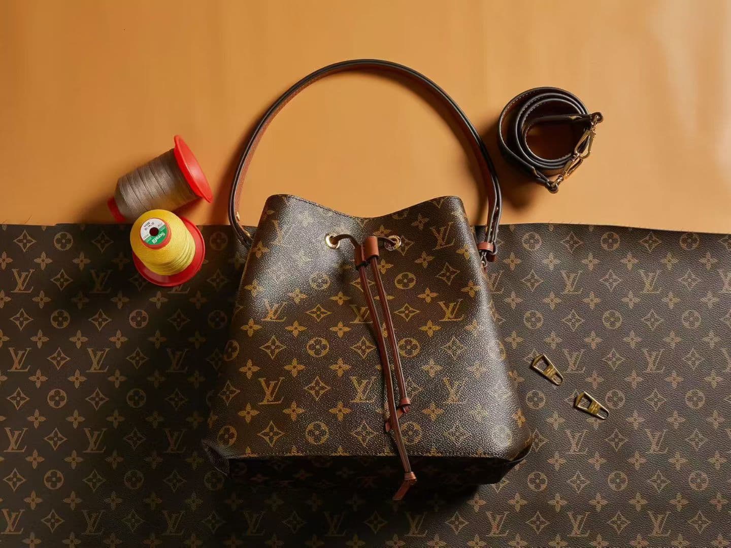 Louis Vuitton Bucket Bag M44022