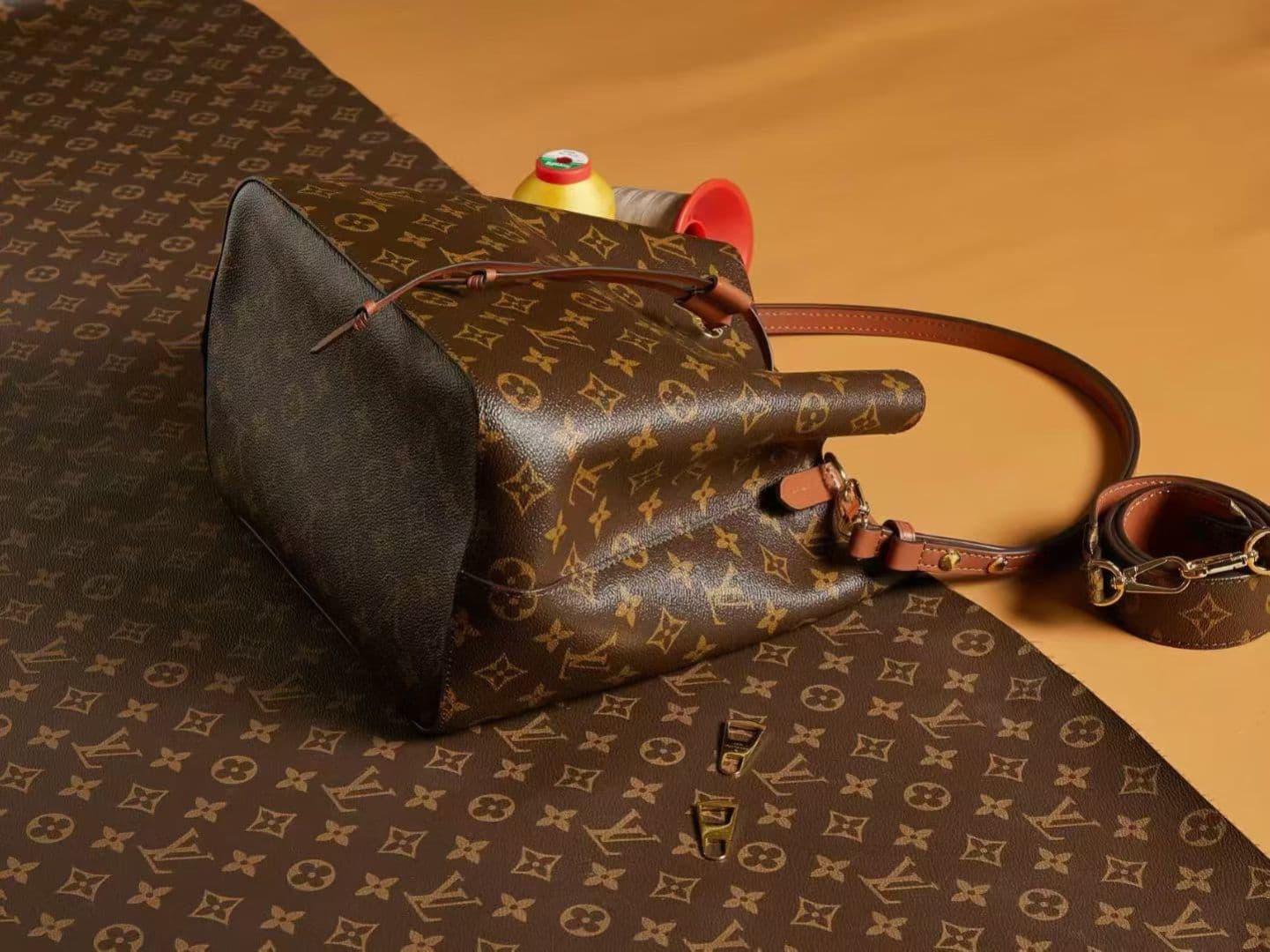 Louis Vuitton Bucket Bag M44022