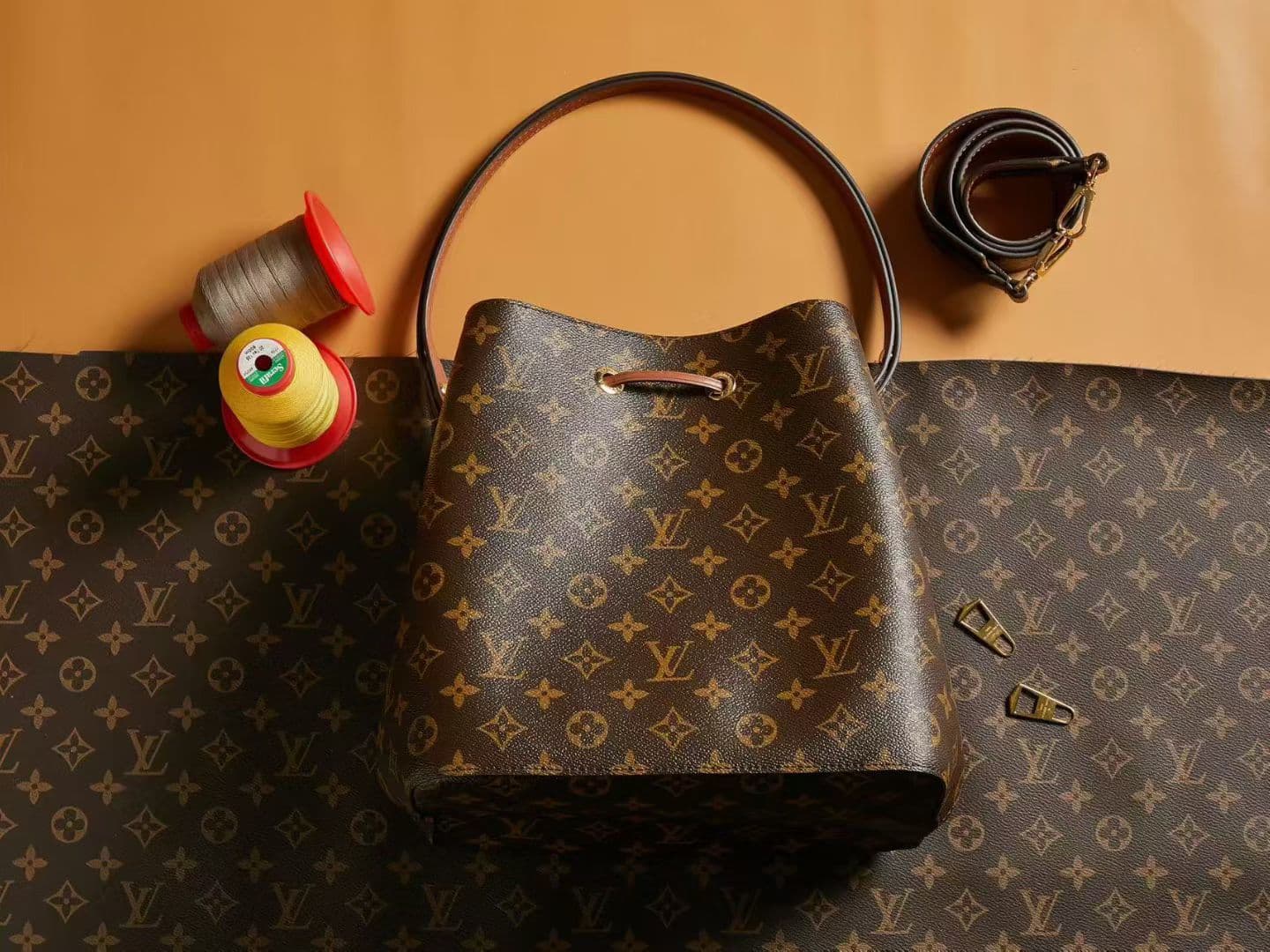 Louis Vuitton Bucket Bag M44022