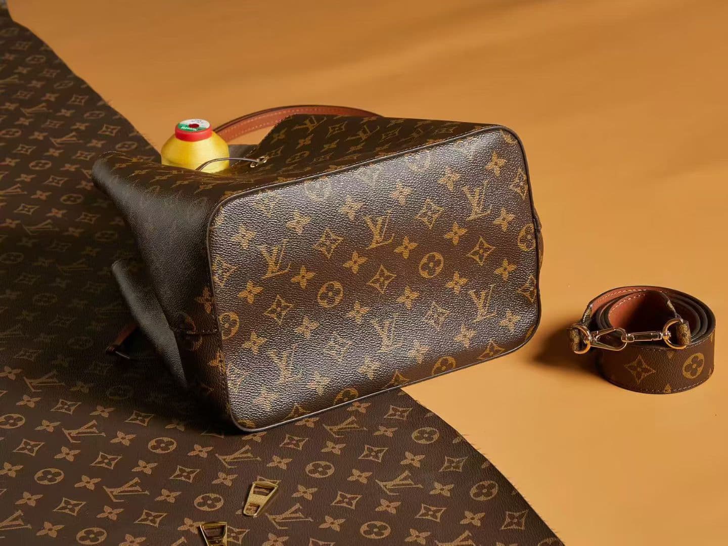 Louis Vuitton Bucket Bag M44022