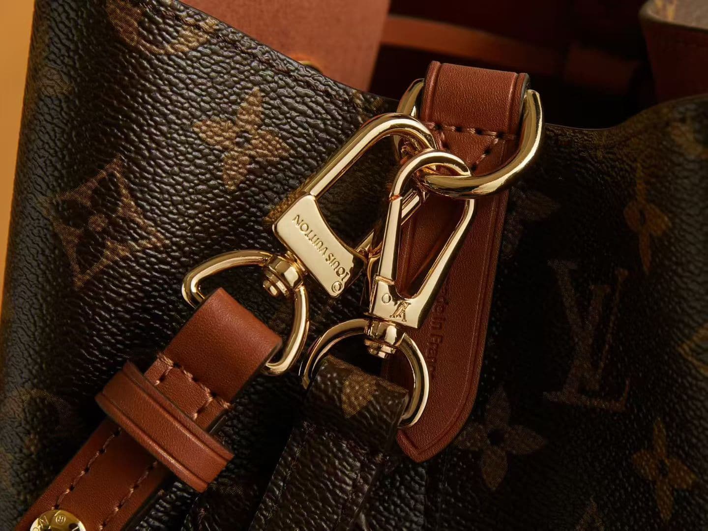 Louis Vuitton Bucket Bag M44022