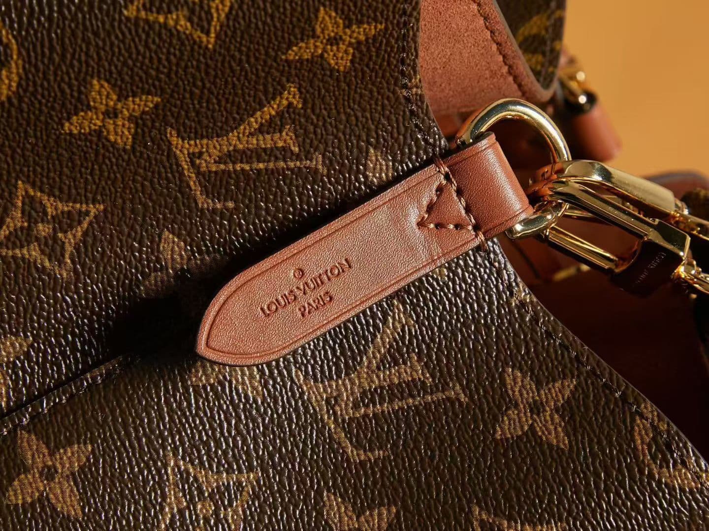 Louis Vuitton Bucket Bag M44022