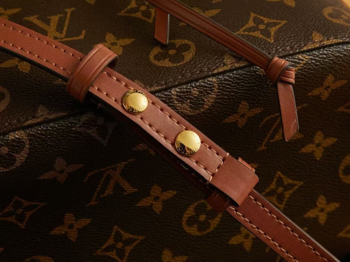 Louis Vuitton Bucket Bag M44022