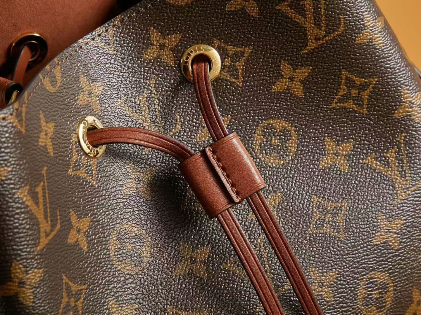 Louis Vuitton Bucket Bag M44022