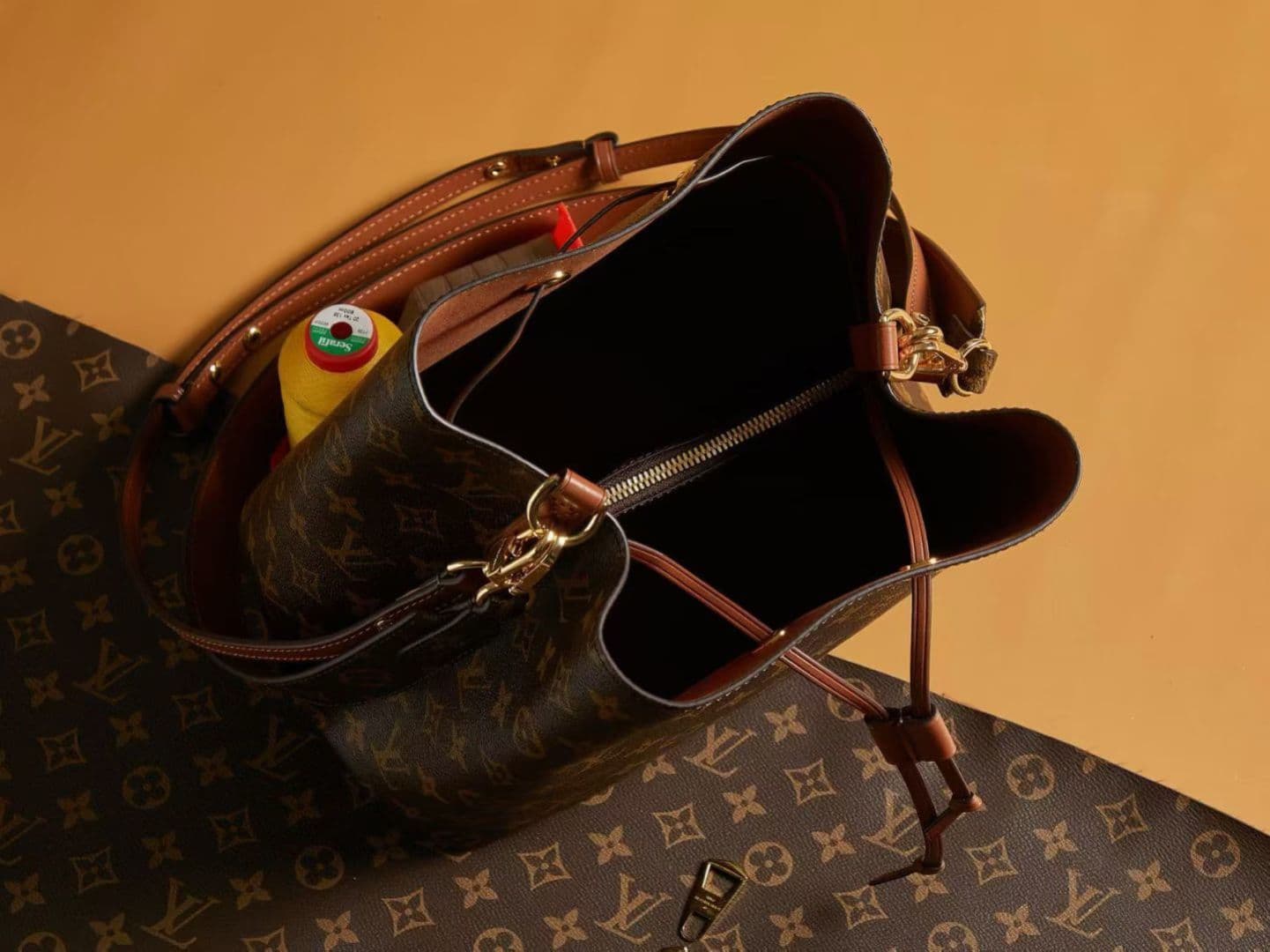 Louis Vuitton Bucket Bag M44022
