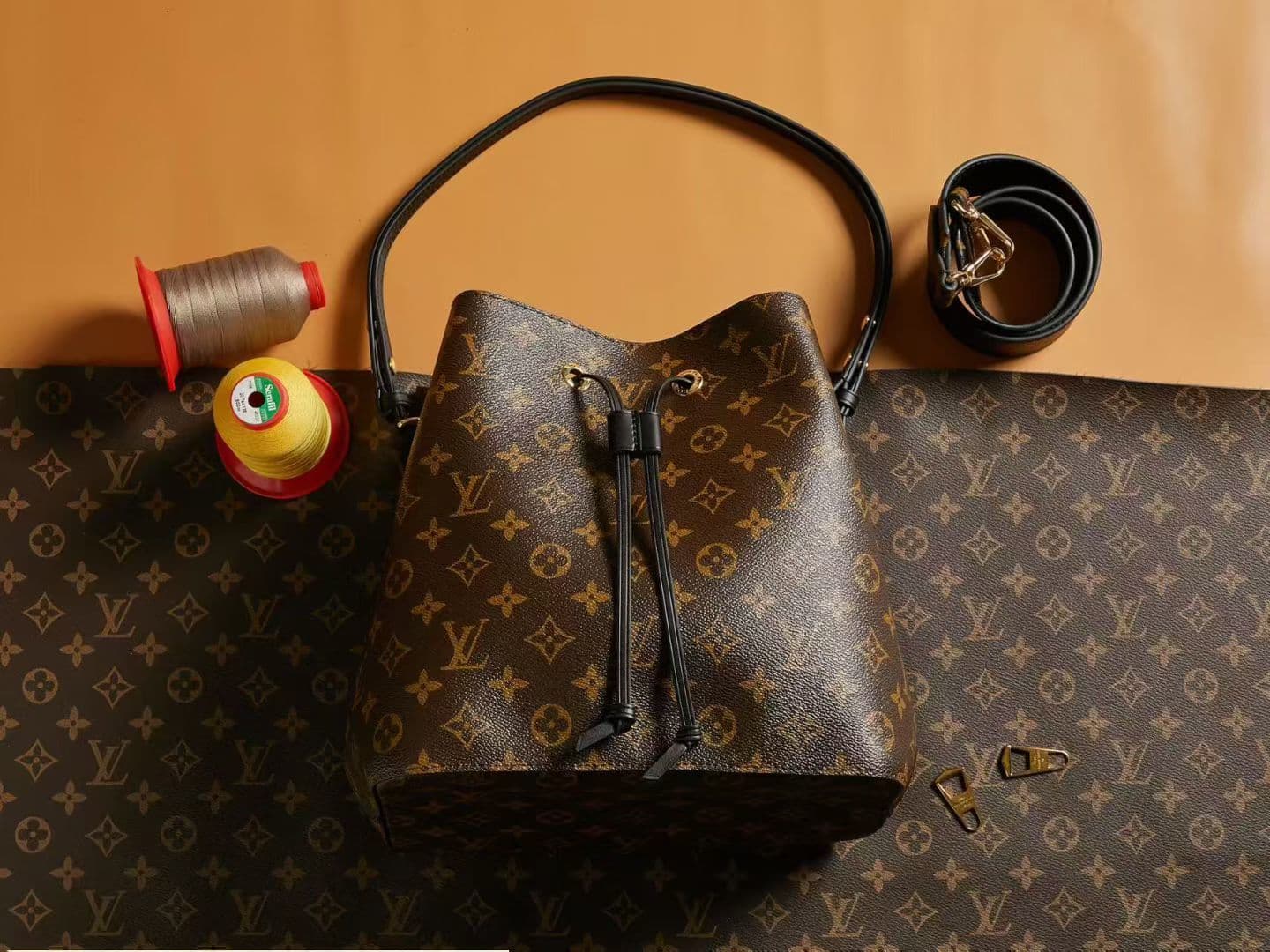 Louis Vuitton Bucket Bag M44022