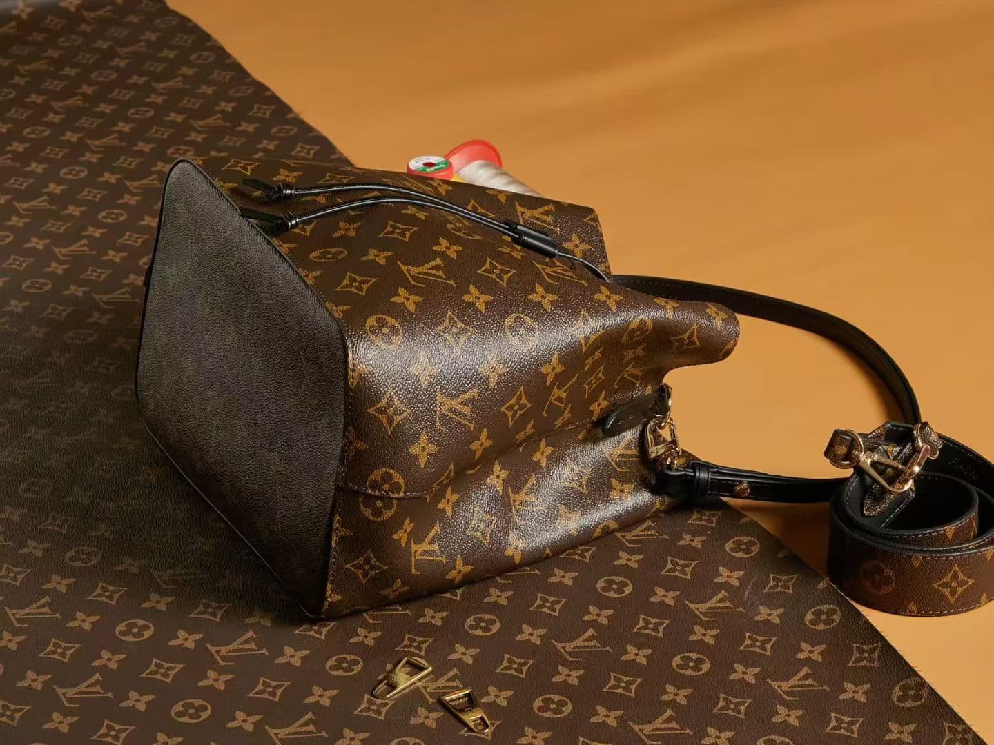 Louis Vuitton Bucket Bag M44022