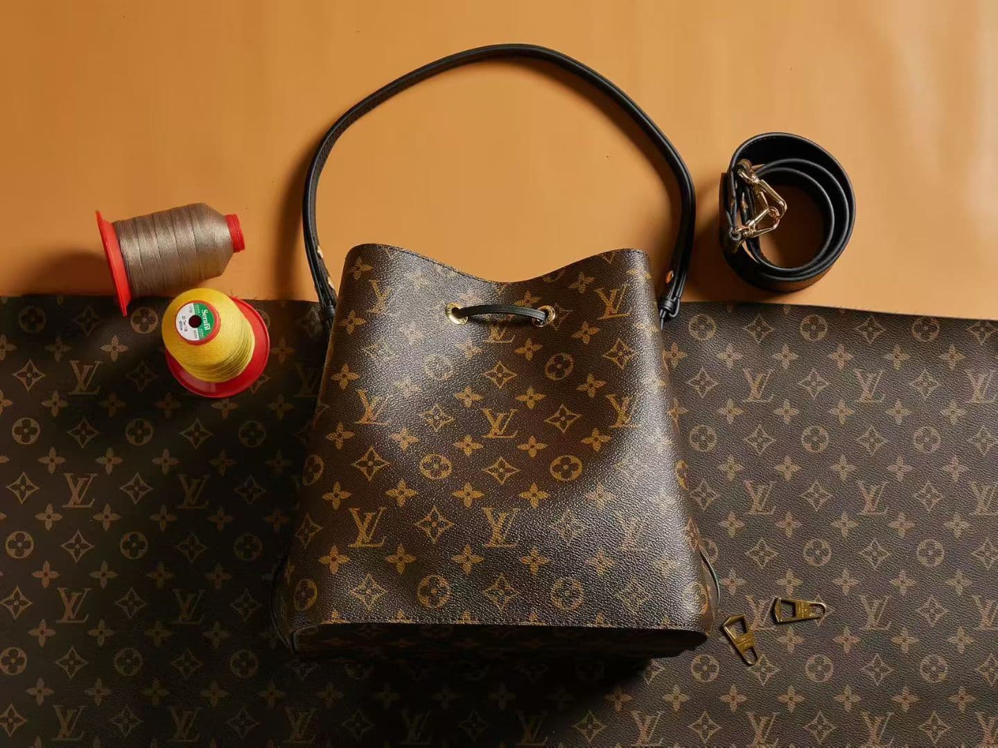 Louis Vuitton Bucket Bag M44022