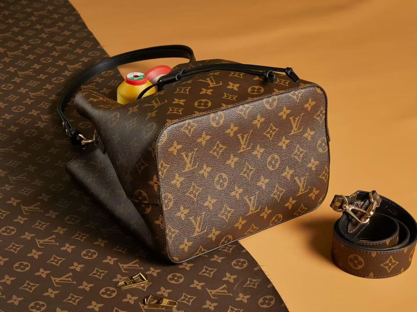 Louis Vuitton Bucket Bag M44022
