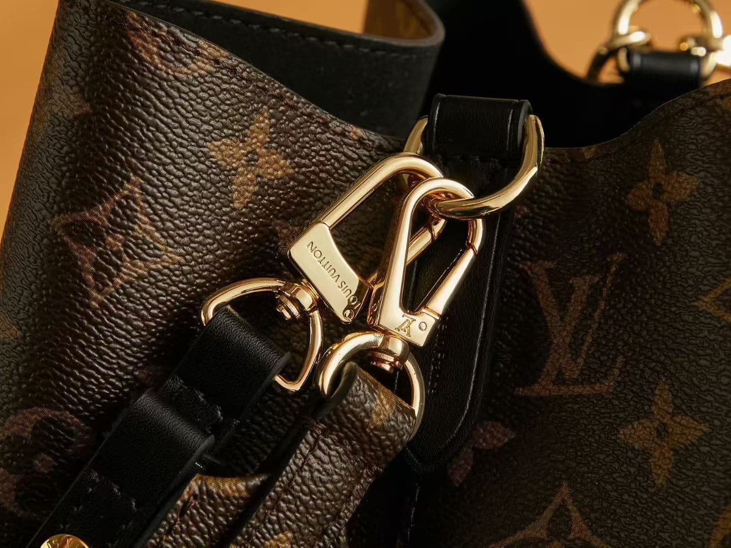 Louis Vuitton Bucket Bag M44022