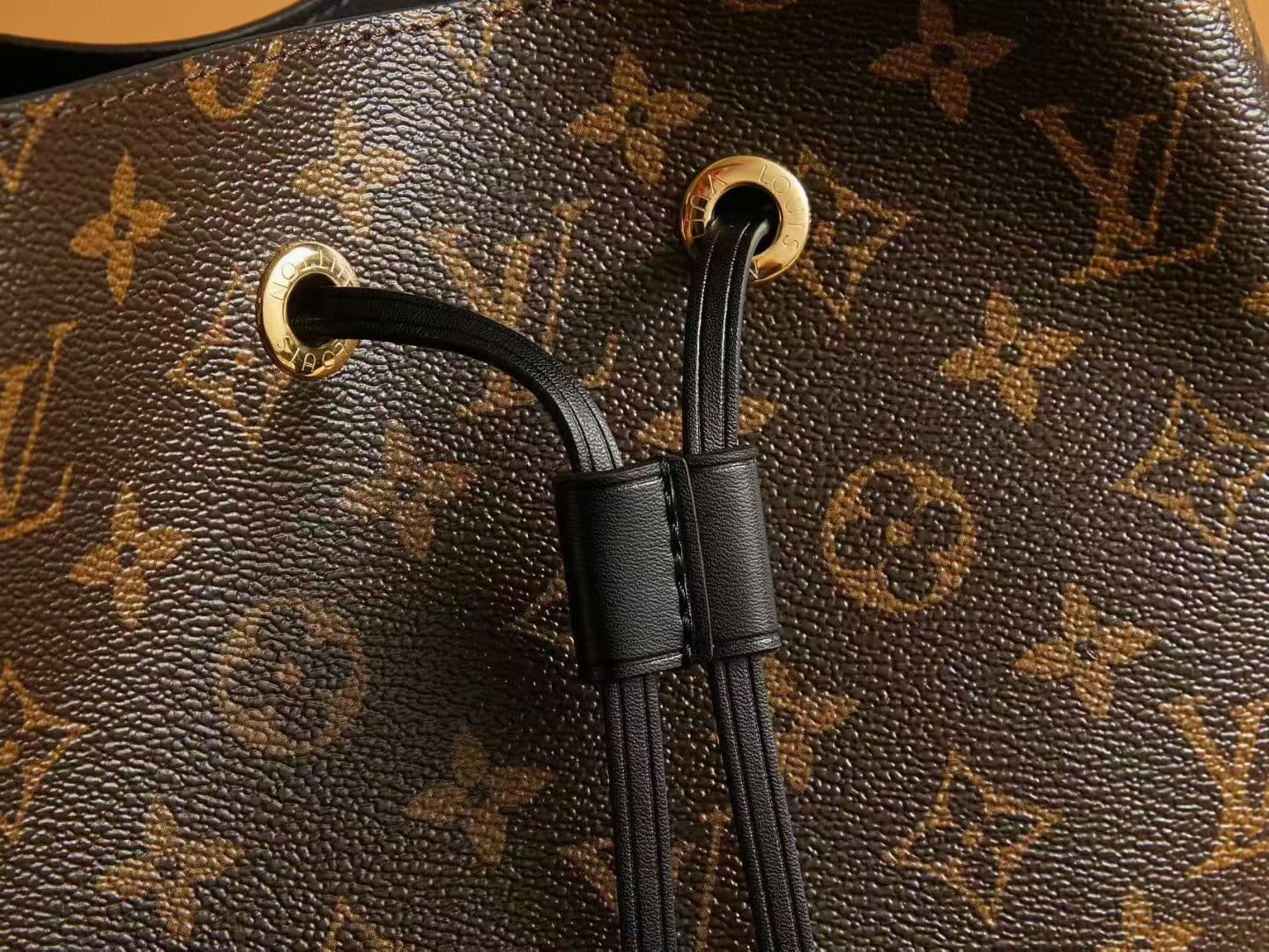 Louis Vuitton Bucket Bag M44022