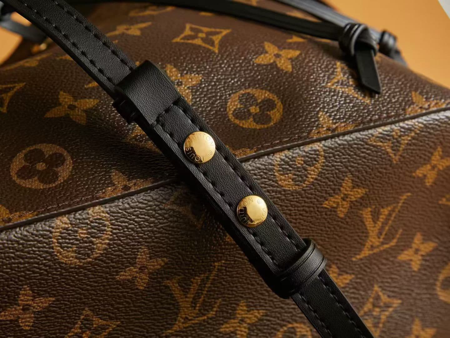 Louis Vuitton Bucket Bag M44022