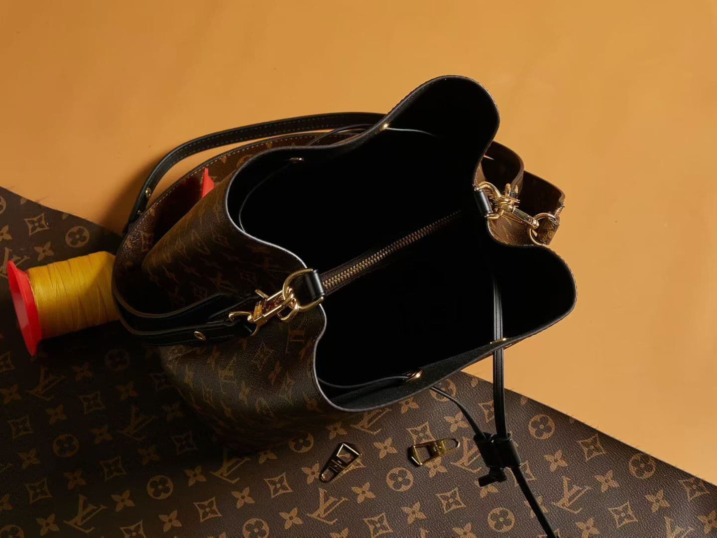 Louis Vuitton Bucket Bag M44022
