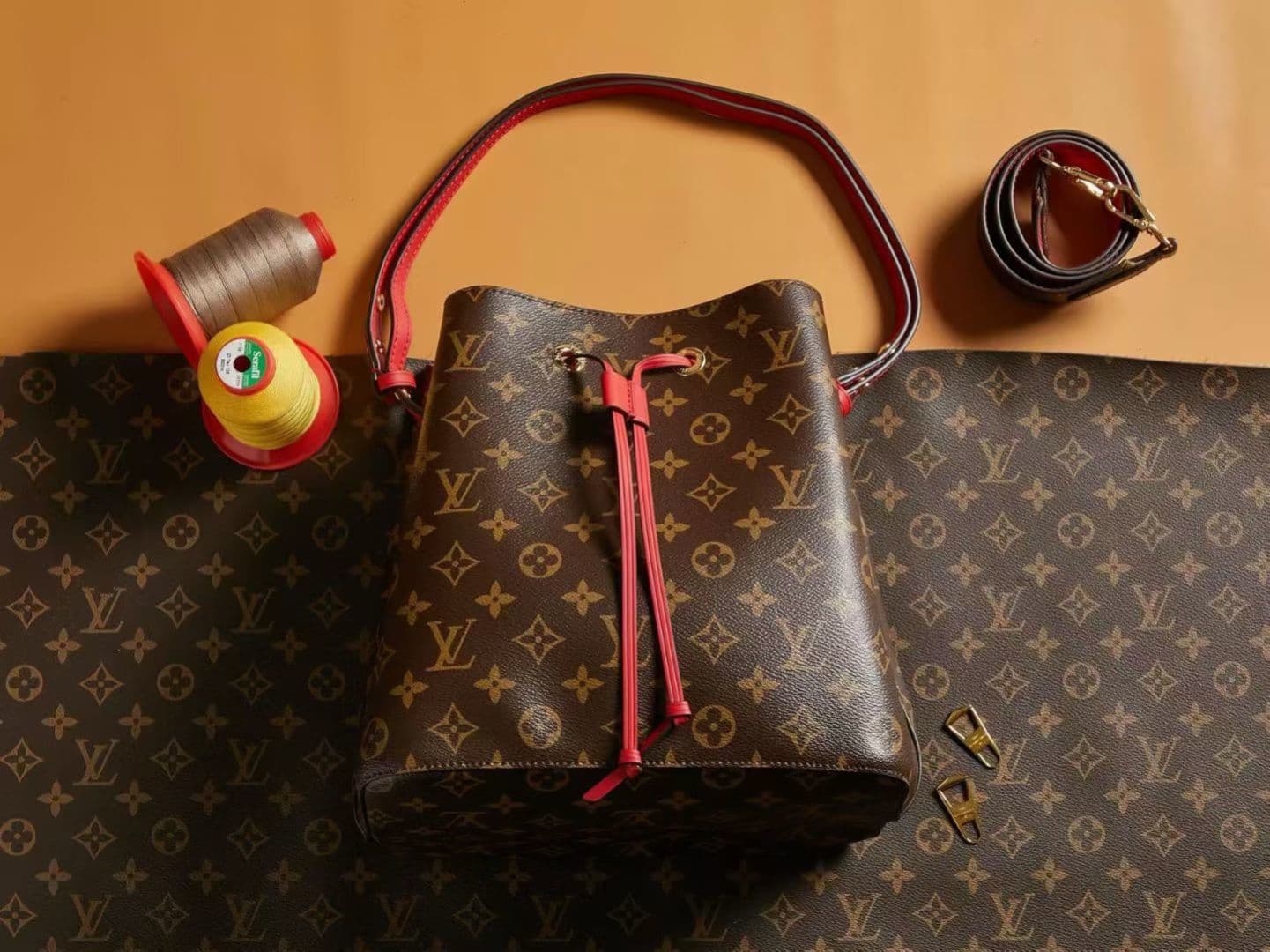 Louis Vuitton Bucket Bag M44022