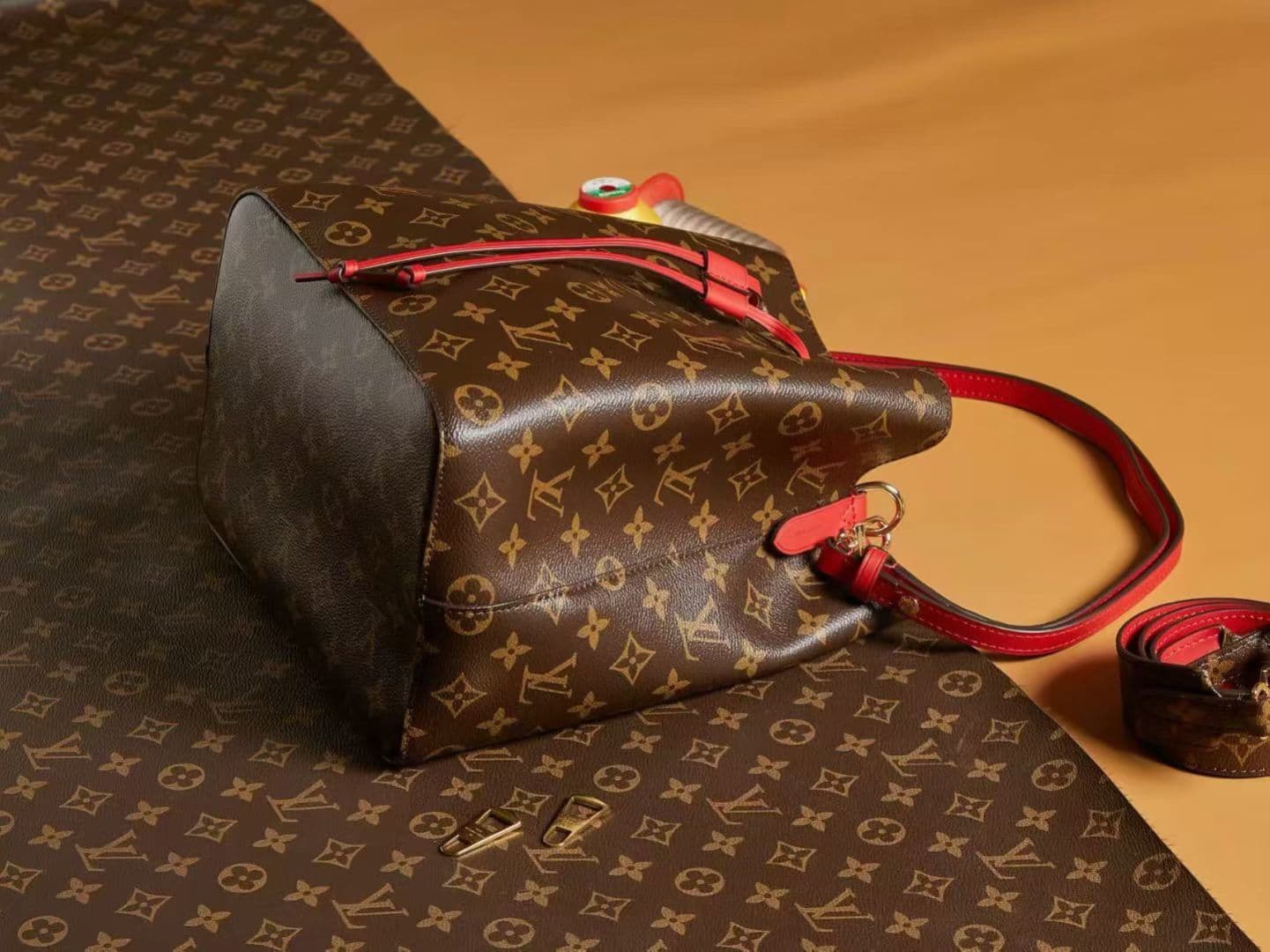 Louis Vuitton Bucket Bag M44022