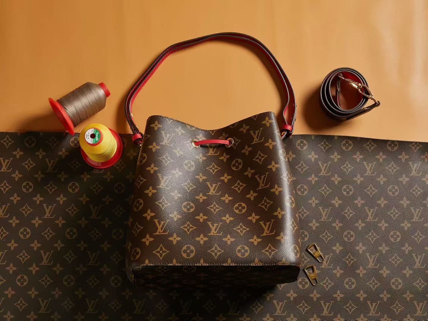 Louis Vuitton Bucket Bag M44022