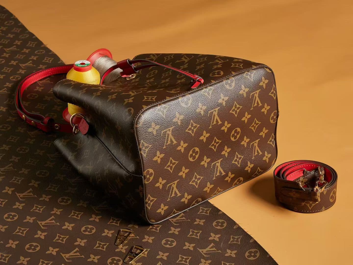 Louis Vuitton Bucket Bag M44022