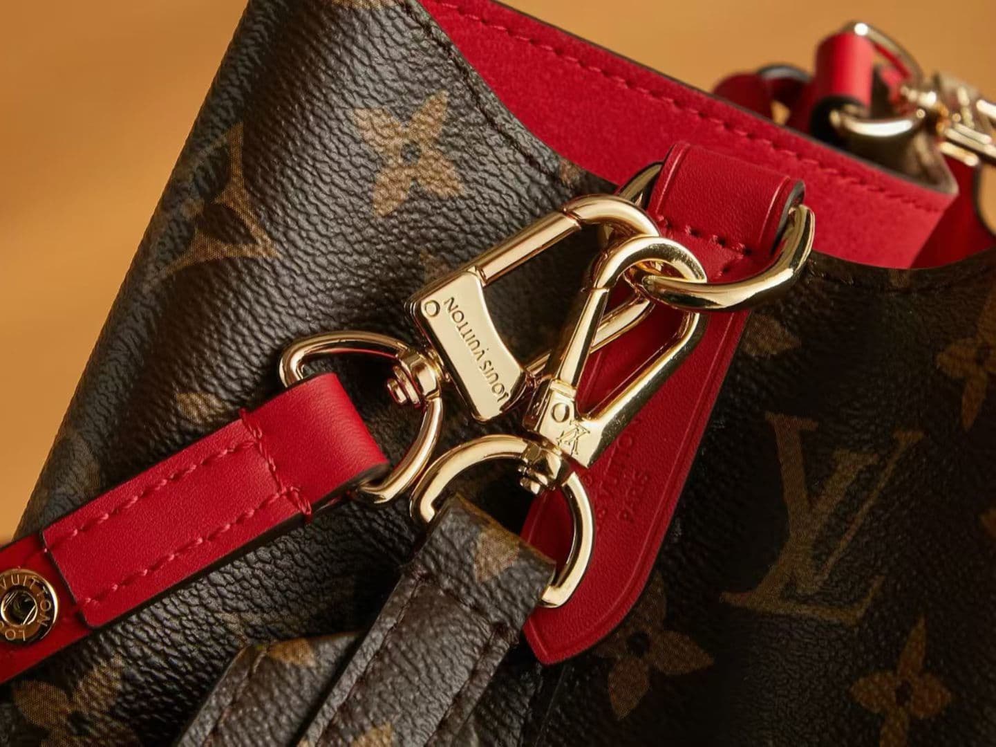 Louis Vuitton Bucket Bag M44022