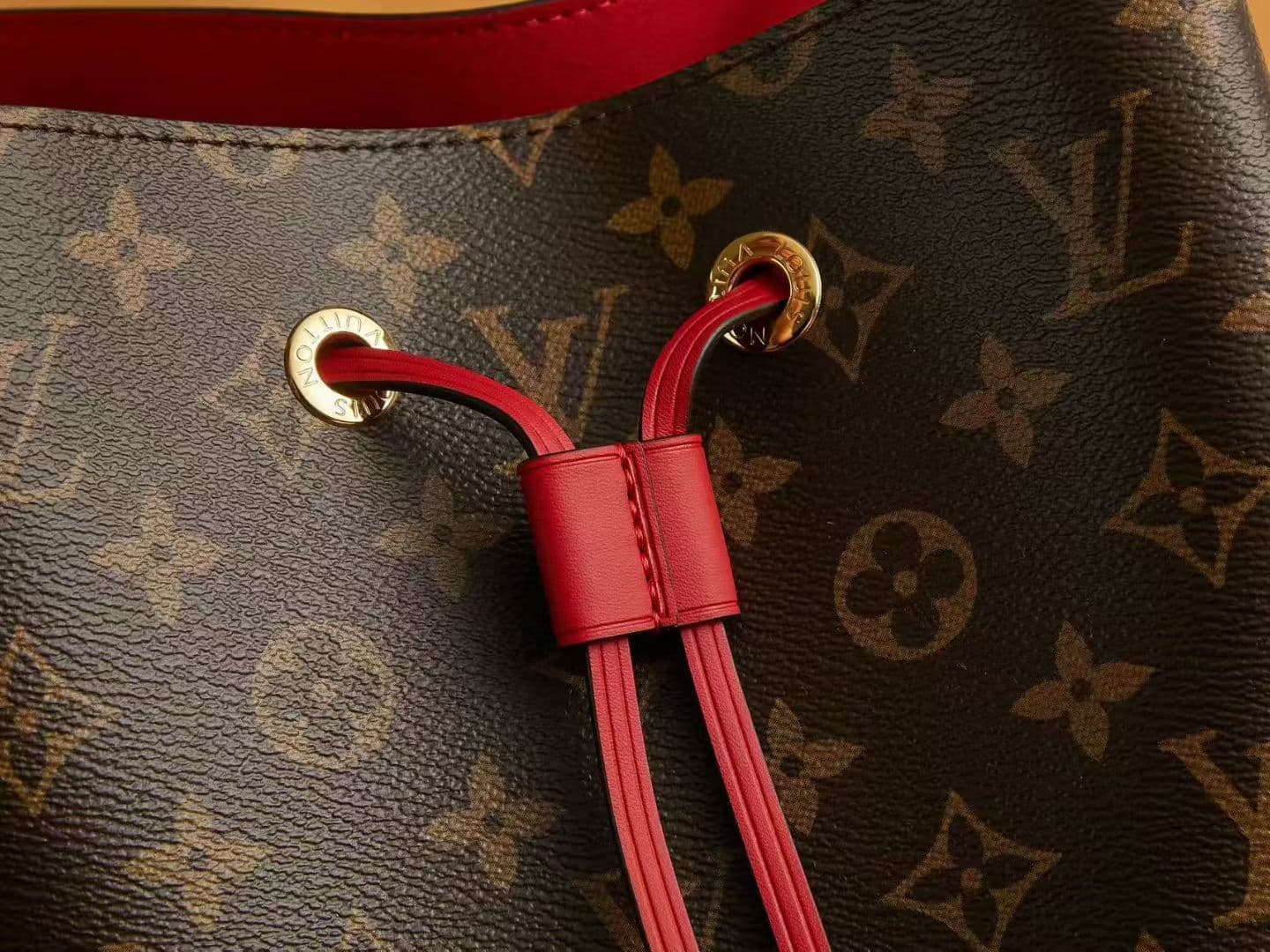Louis Vuitton Bucket Bag M44022