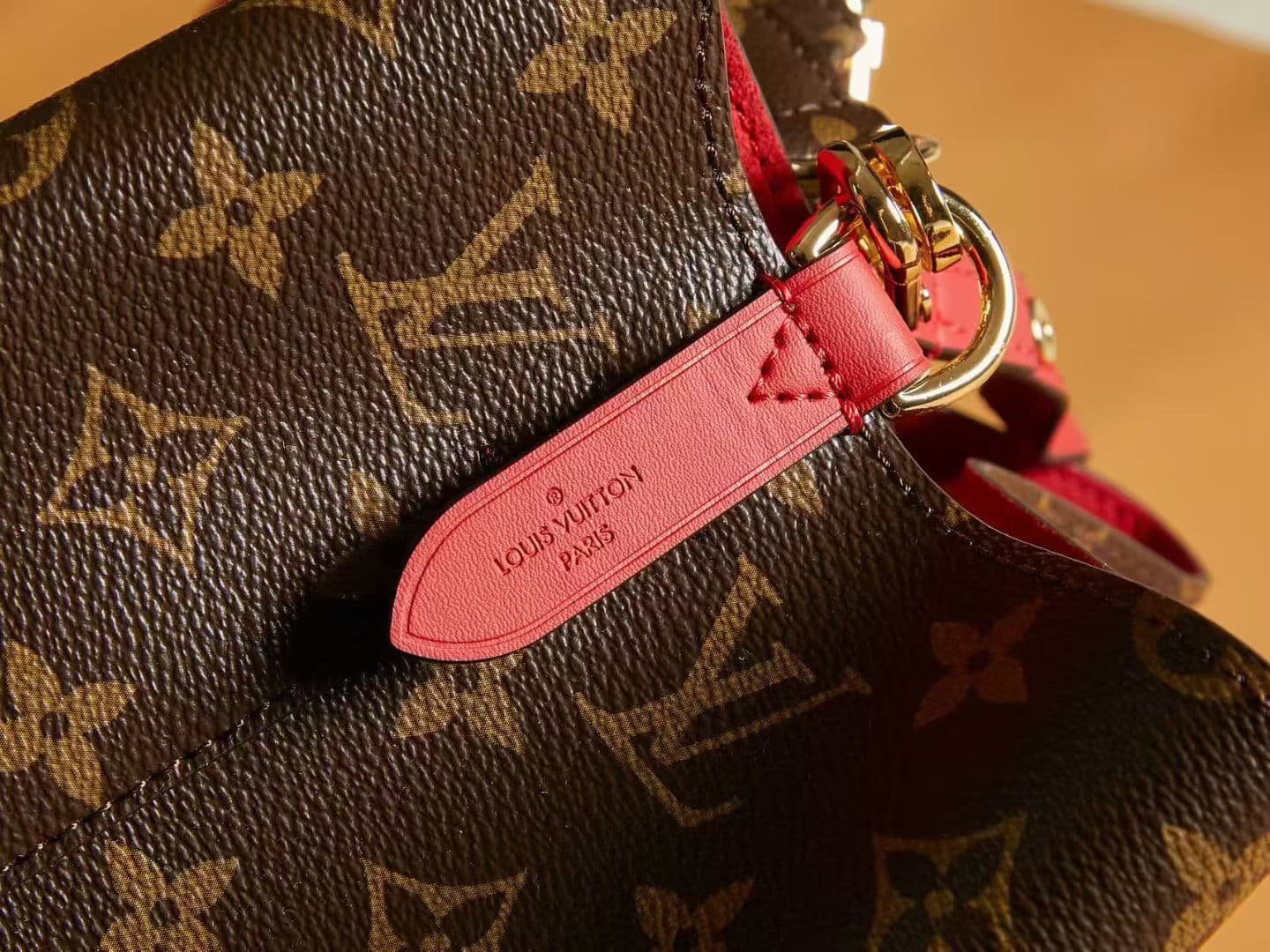 Louis Vuitton Bucket Bag M44022