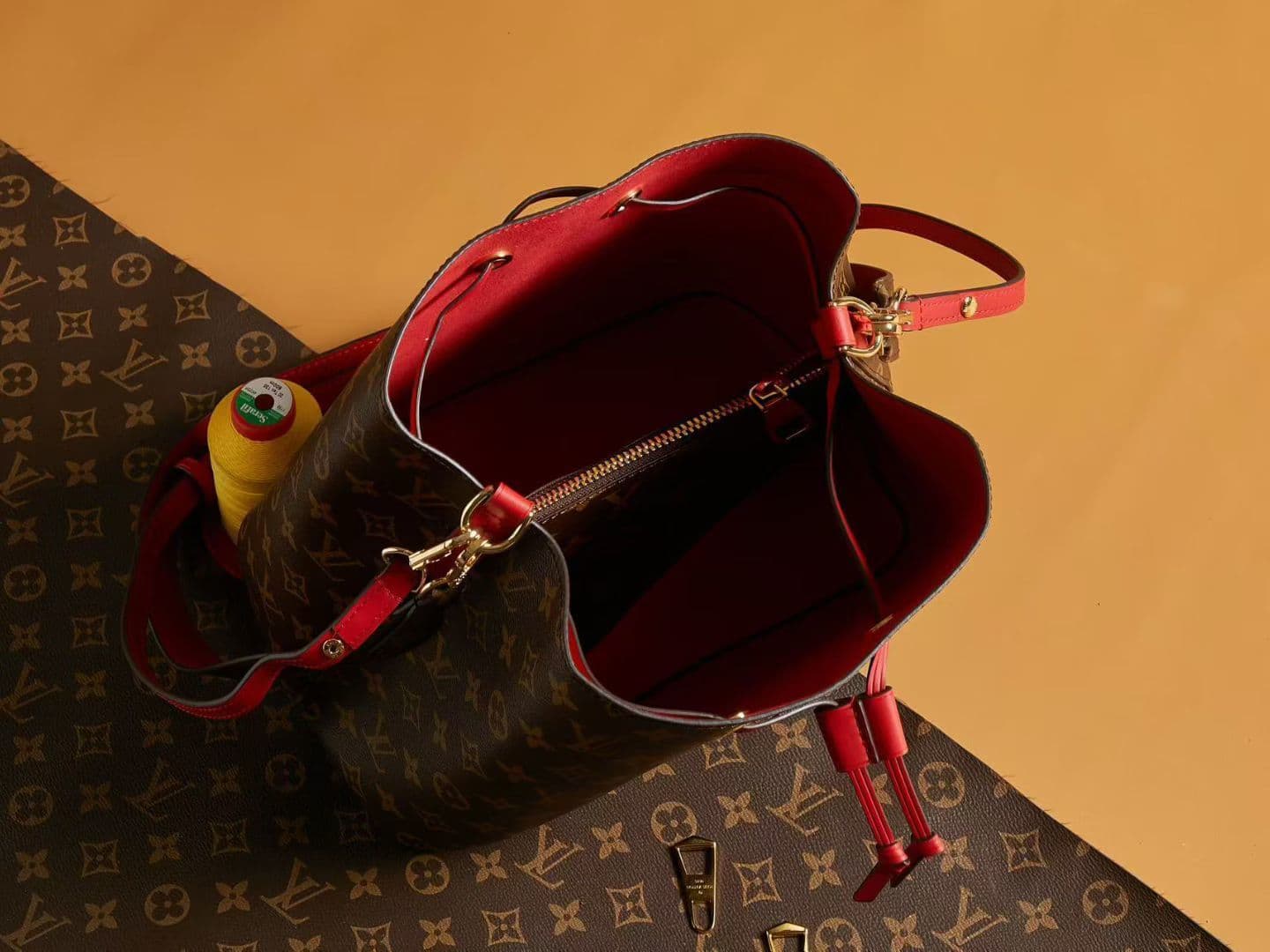Louis Vuitton Bucket Bag M44022