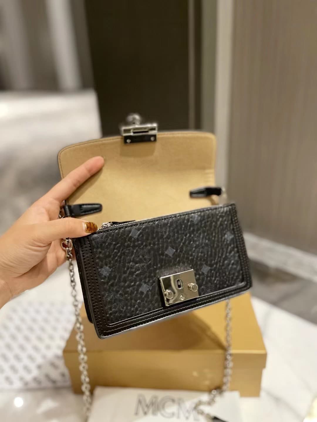 MCM原版 Gold Crossbody Bag
