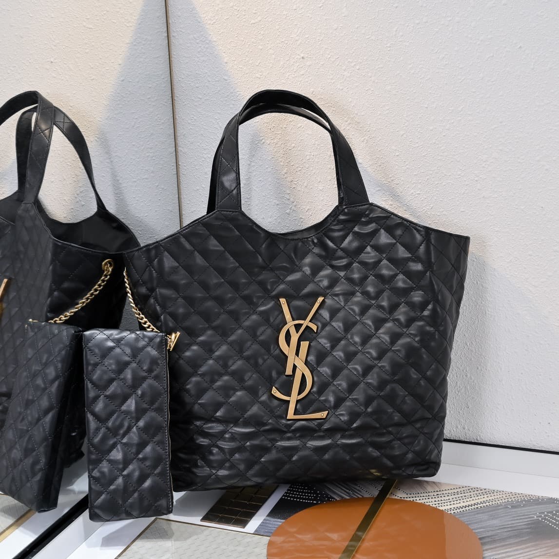 Saint Laurent Black Tote Bag 698651