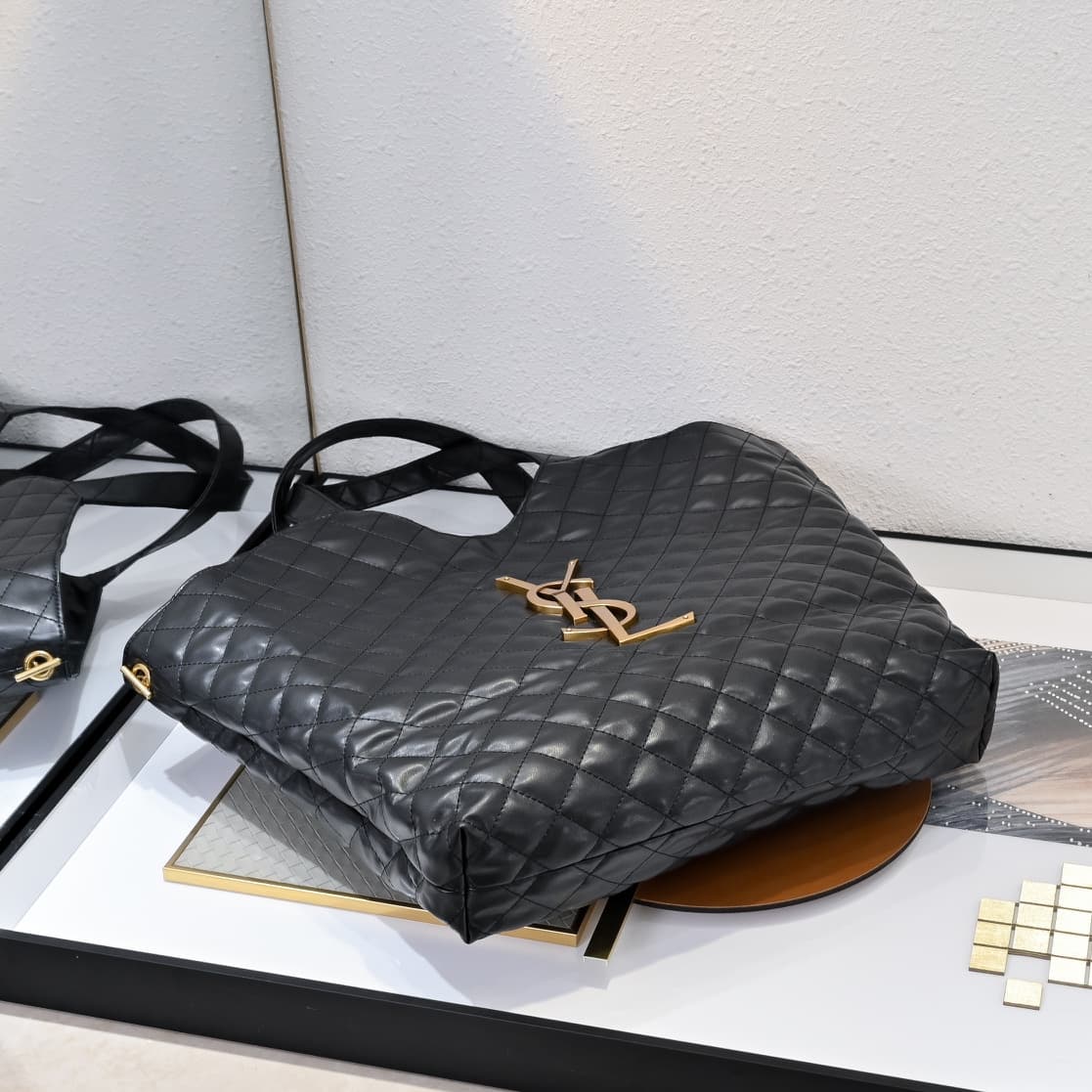 Saint Laurent Black Tote Bag 698651