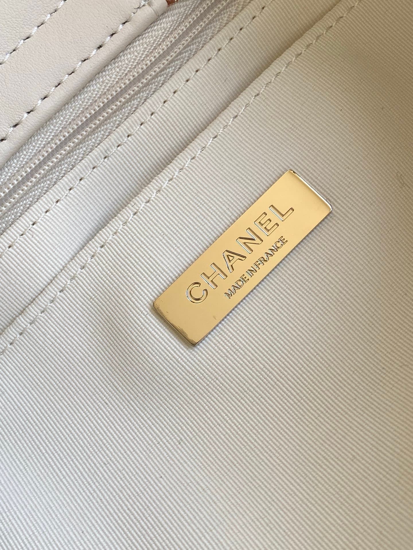 Chanel White Crossbody Bag AS5688