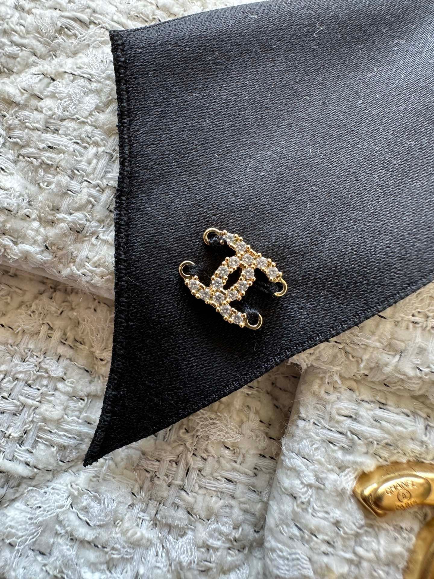 Chanel Gold Product AS5701