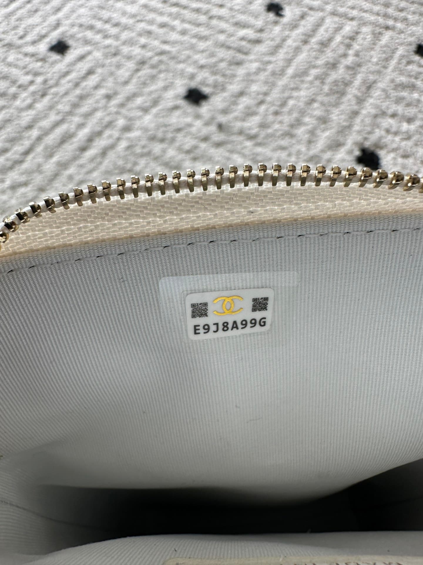 Chanel White Product AP4777