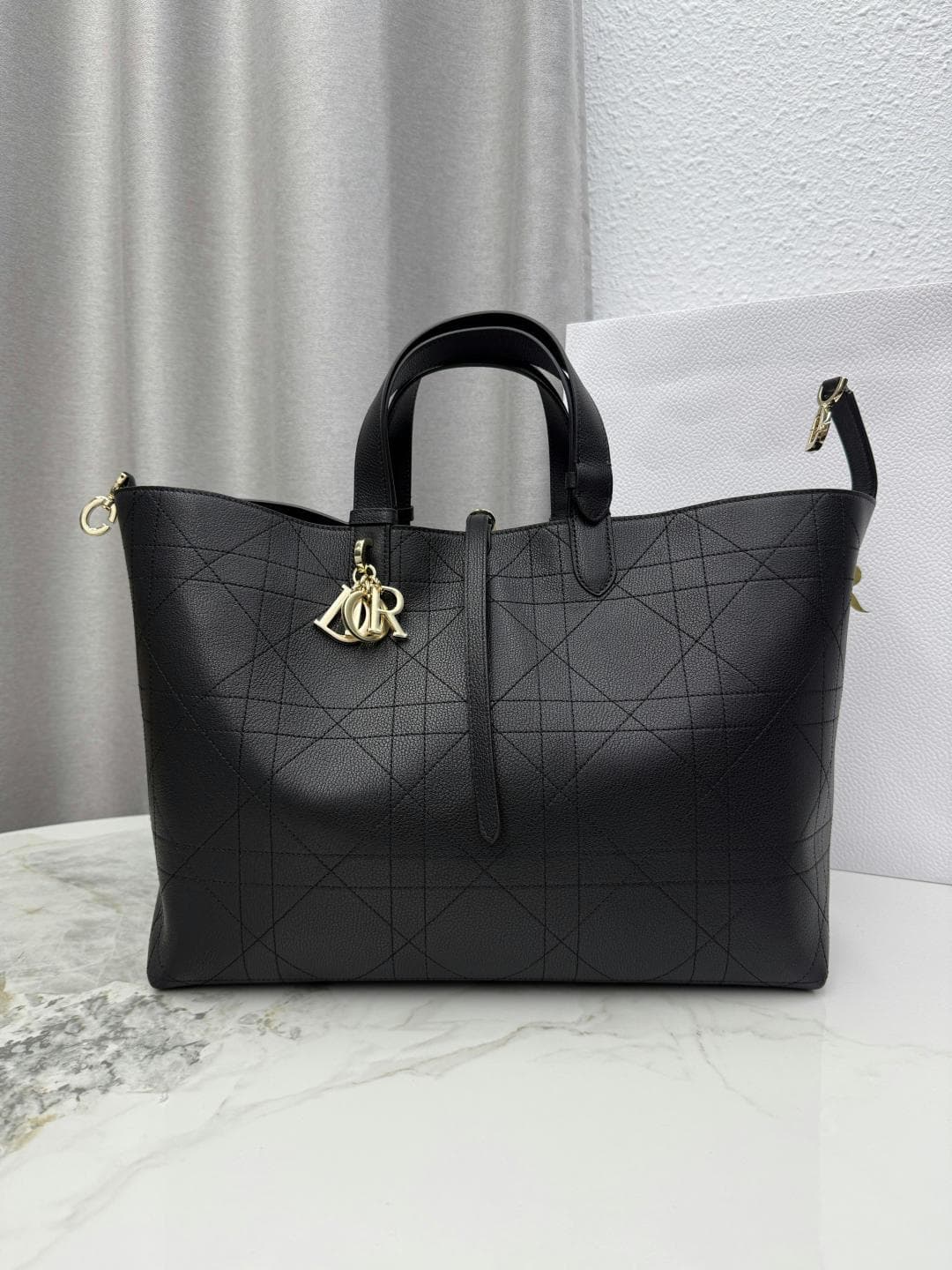 Dior Product M2820