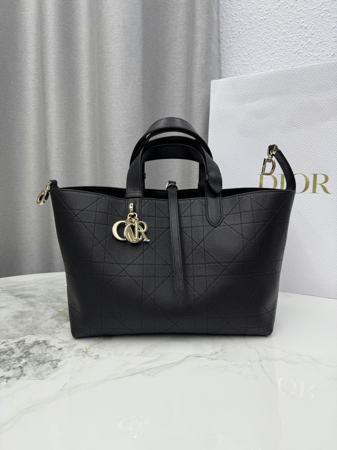 Dior Product M2820