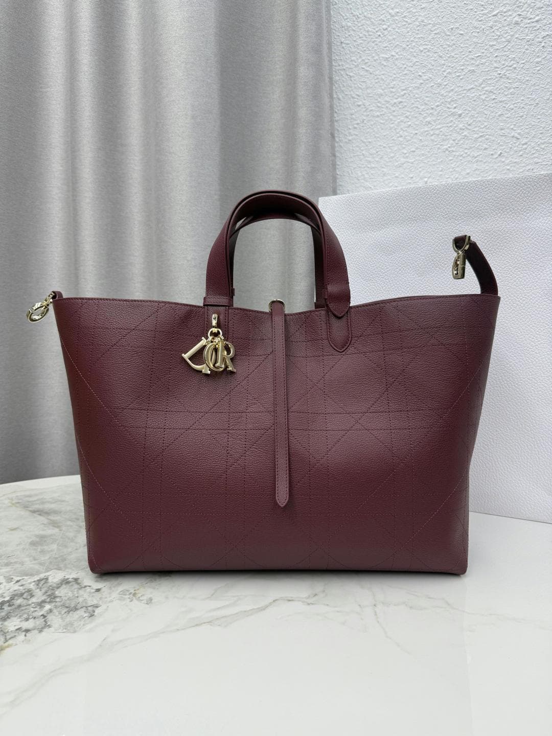 Dior Product M2820
