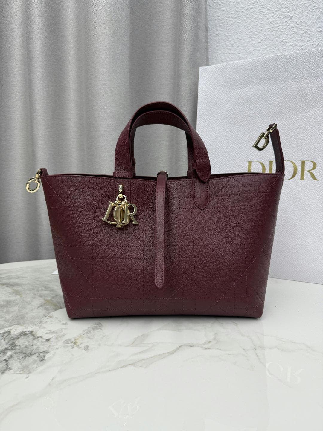 Dior Product M2820