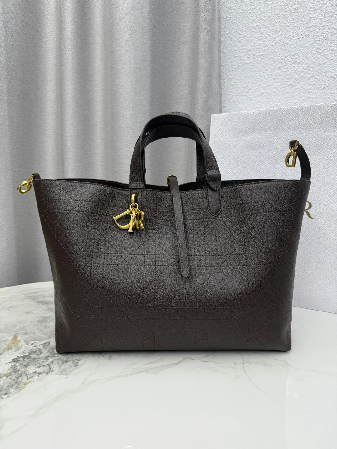 Dior Product M2820