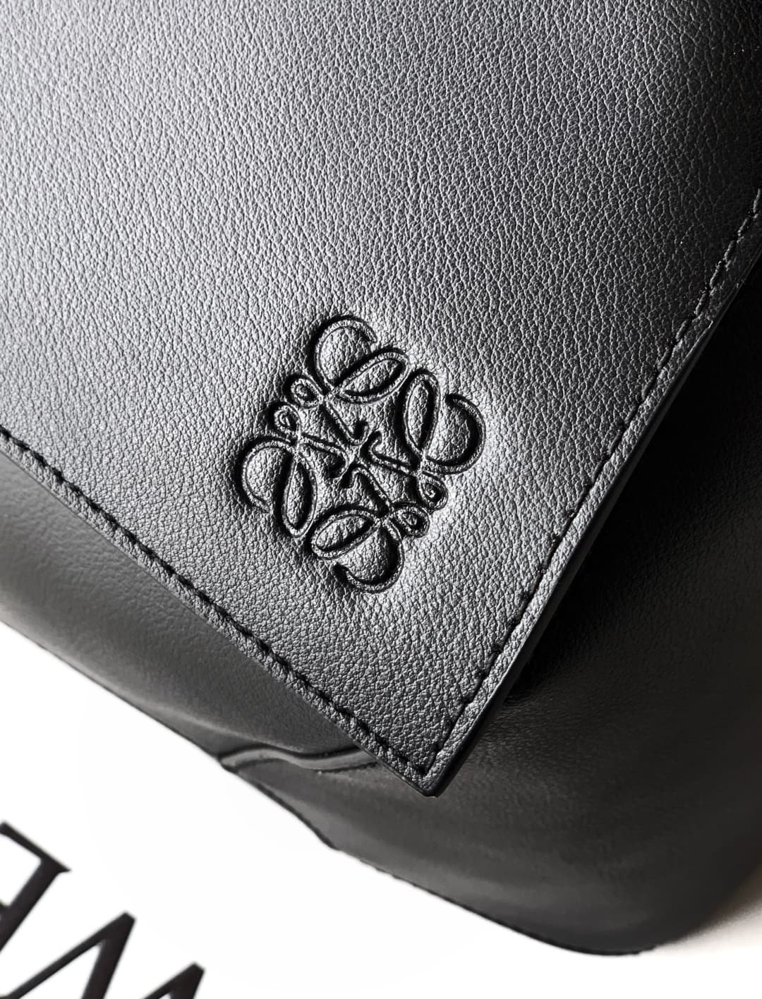 Loewe Black Medium Product S242488