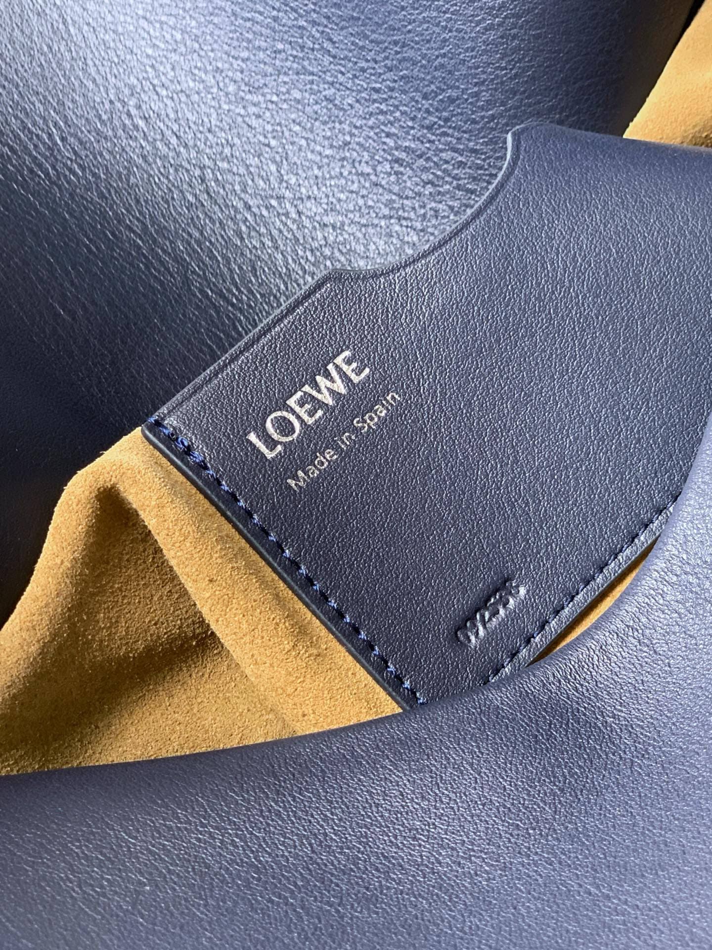 Loewe Gold Medium Product 9150