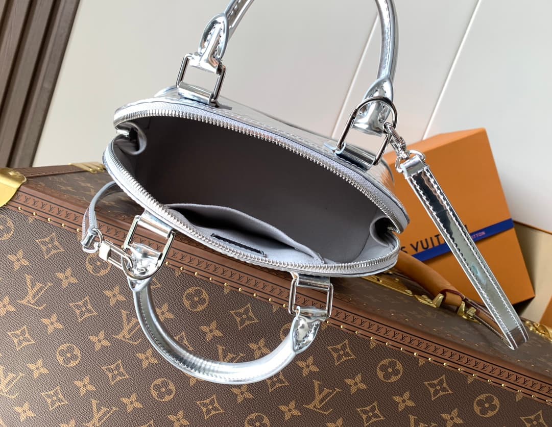 Louis Vuitton Red Bag M26335