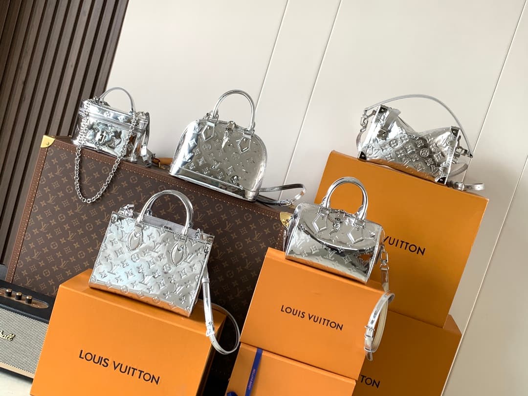 Louis Vuitton Pouch M26097