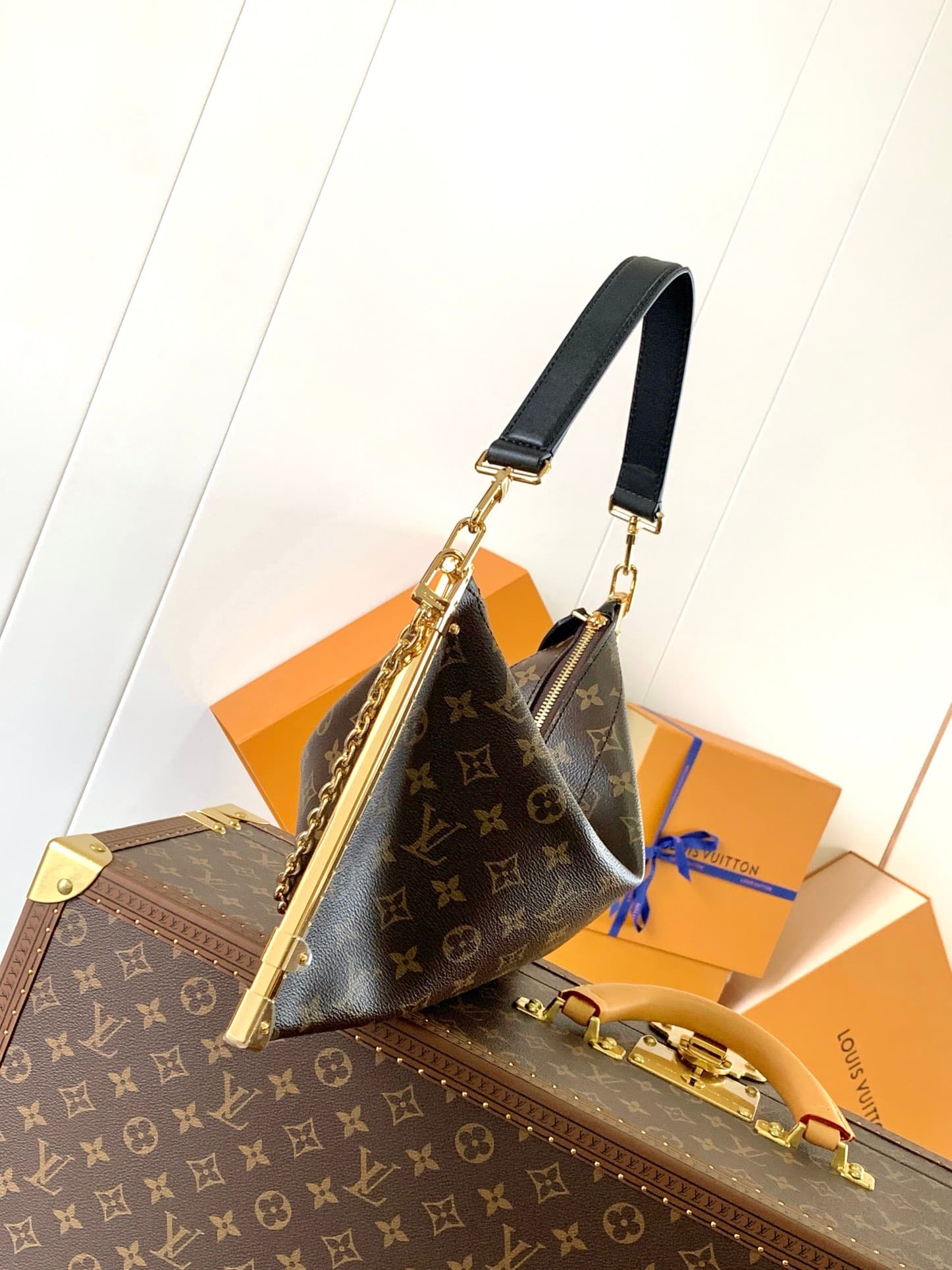 Louis Vuitton Cream Shoulder Bag M12075