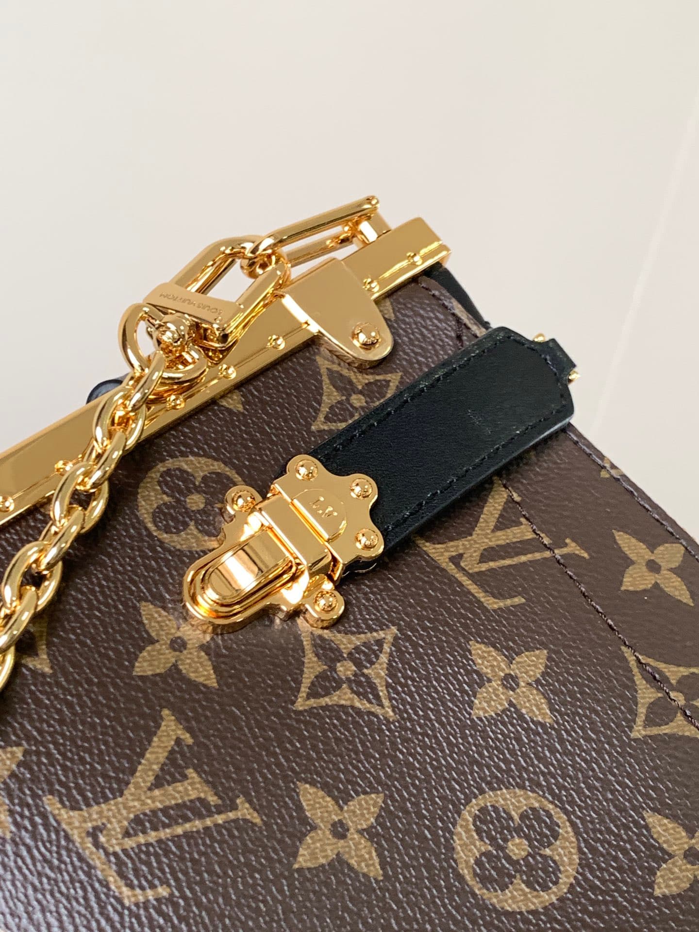 Louis Vuitton Cream Shoulder Bag M12075