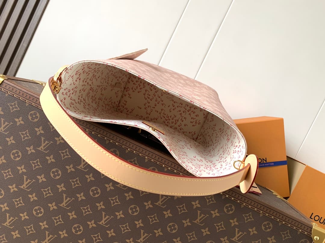 Louis Vuitton Cream Large Wallet M25727