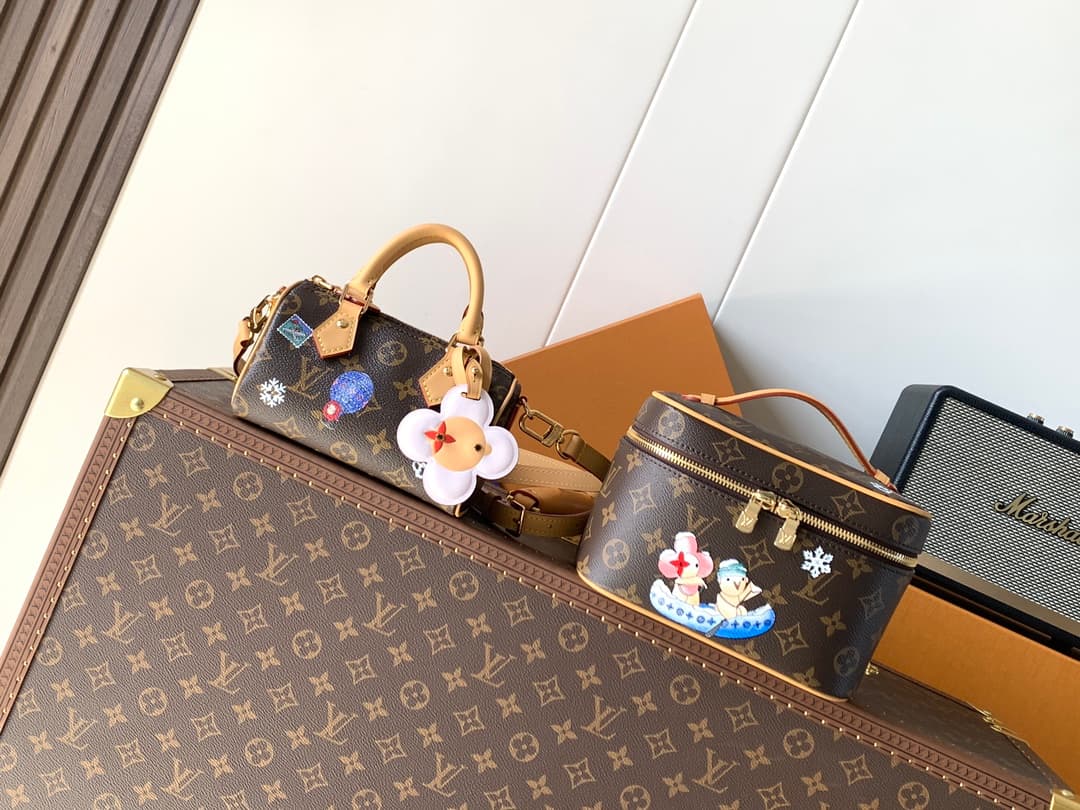 Louis Vuitton Accessory M15330
