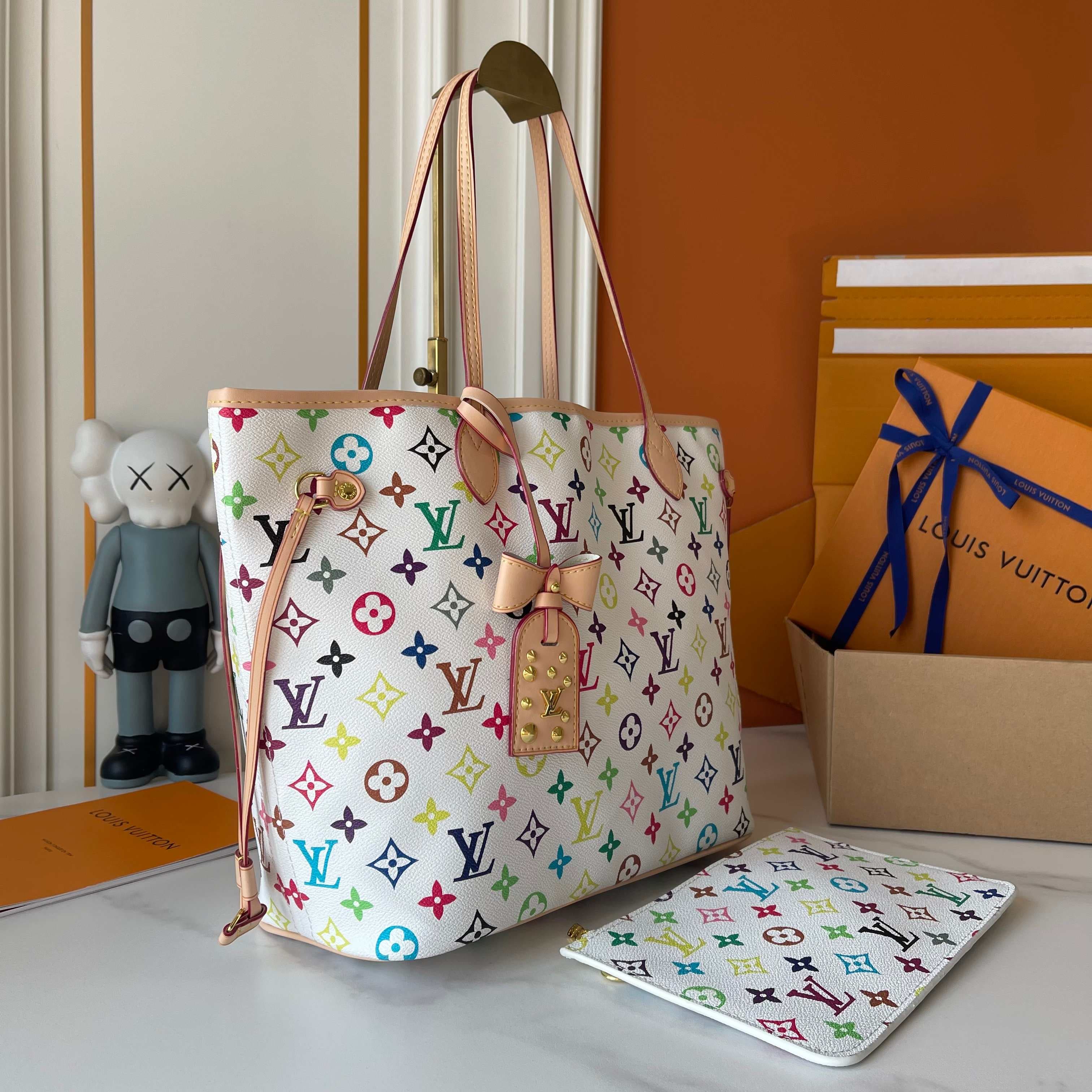 Louis Vuitton Cream Medium Bag M40995