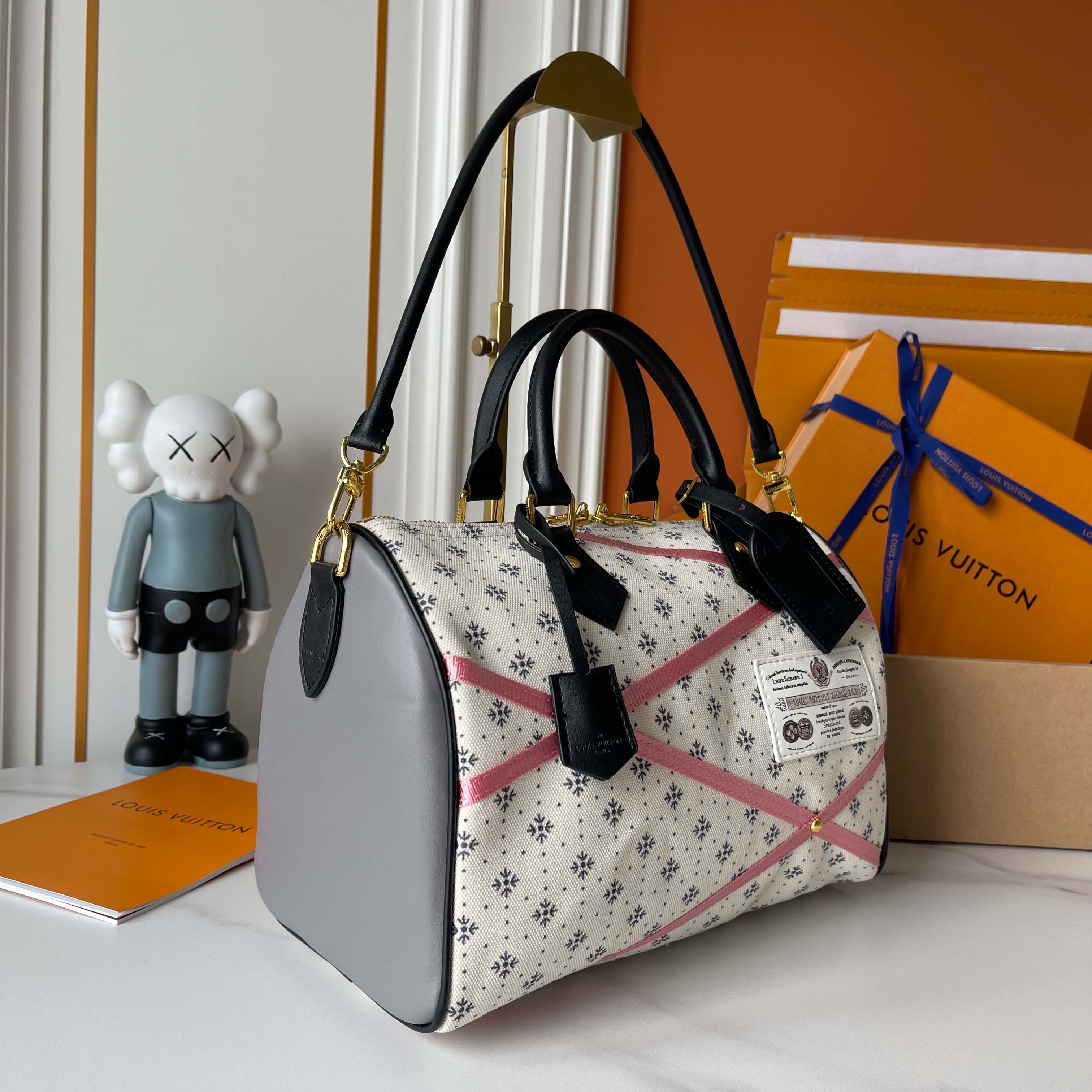 Louis Vuitton White Product M26305