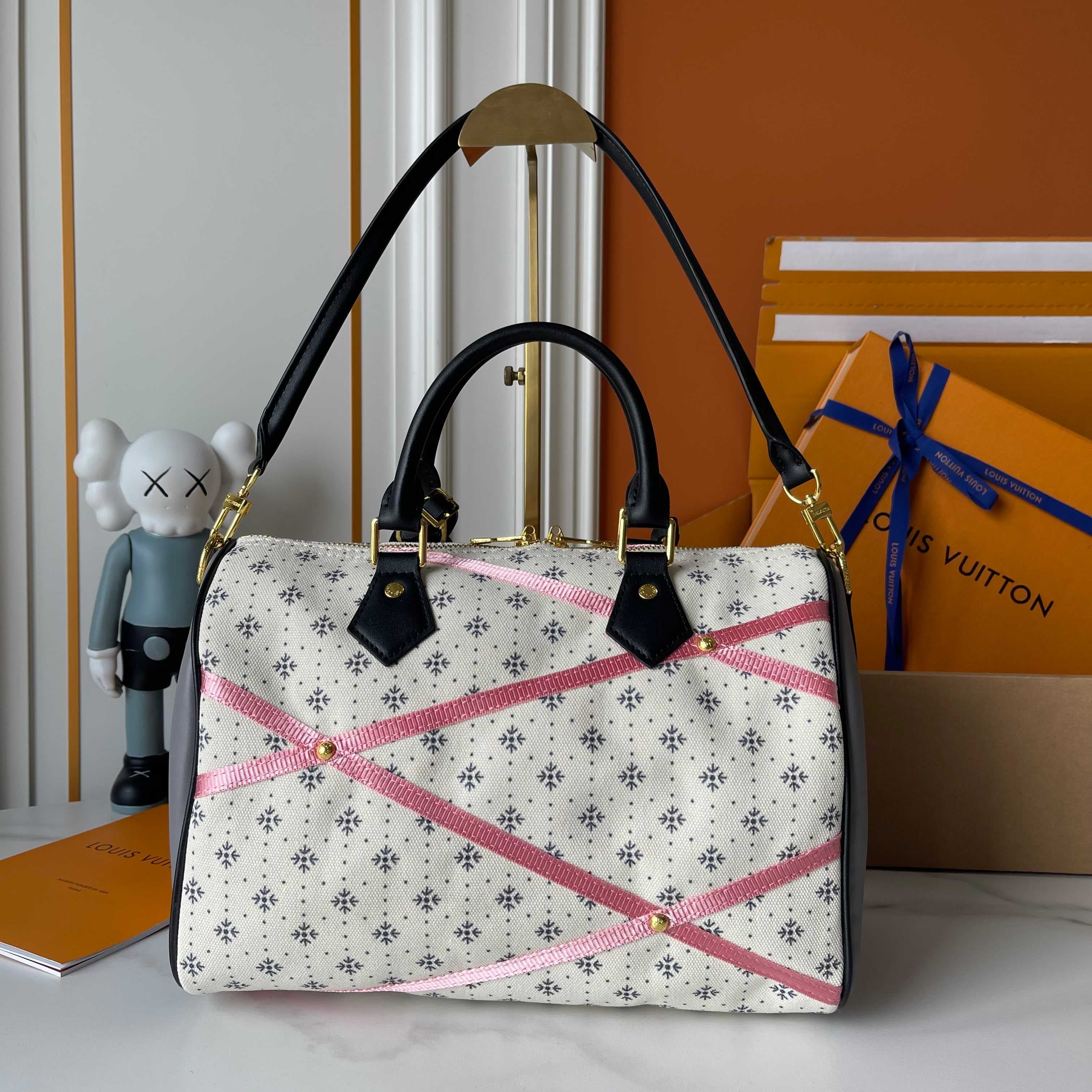 Louis Vuitton White Product M26305